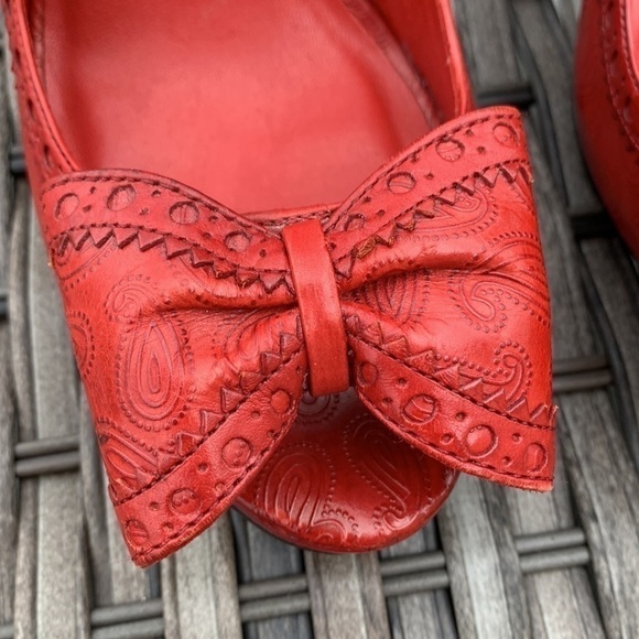 COLE Haan Nike Air Red Paisley Embossed Peep Toe Pumps with Bow - Picture 5 of 16